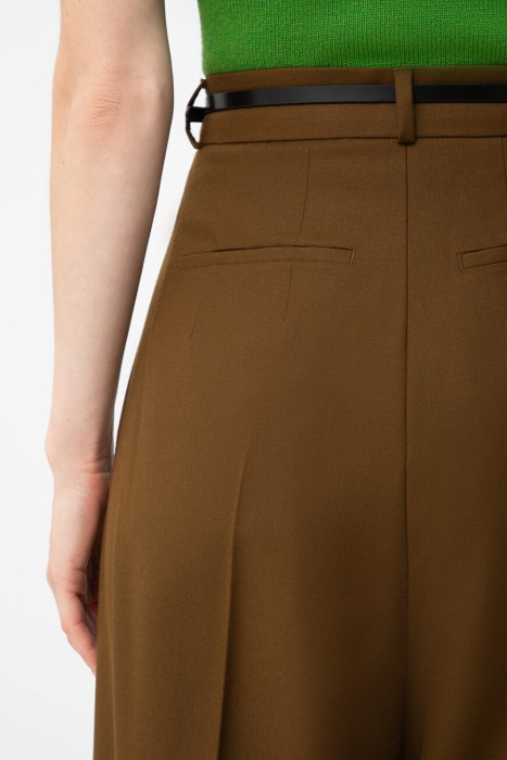 Товар коричневого цвета с внутренней стороны