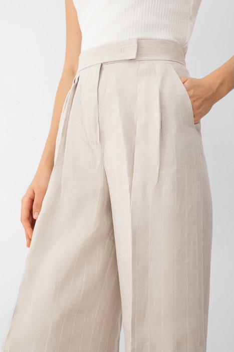 Товар бежевого цвета с внутренней стороны