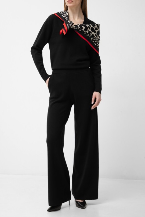 Товар черного цвета с внутренней стороны