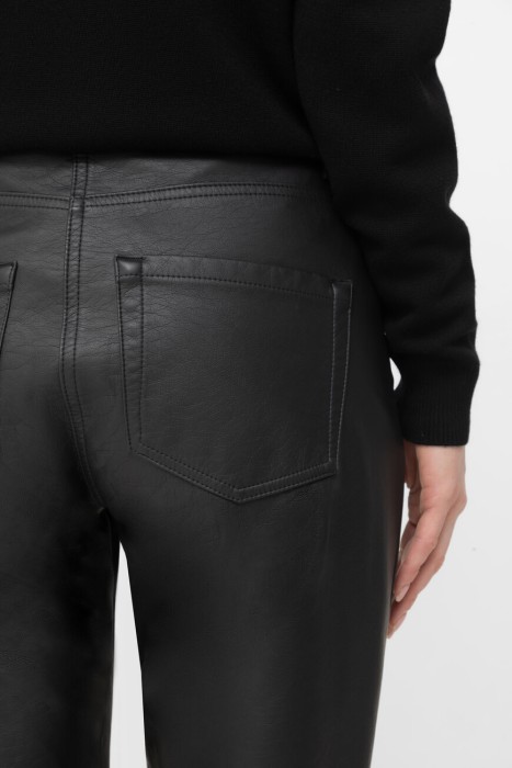 Товар черного цвета с внутренней стороны