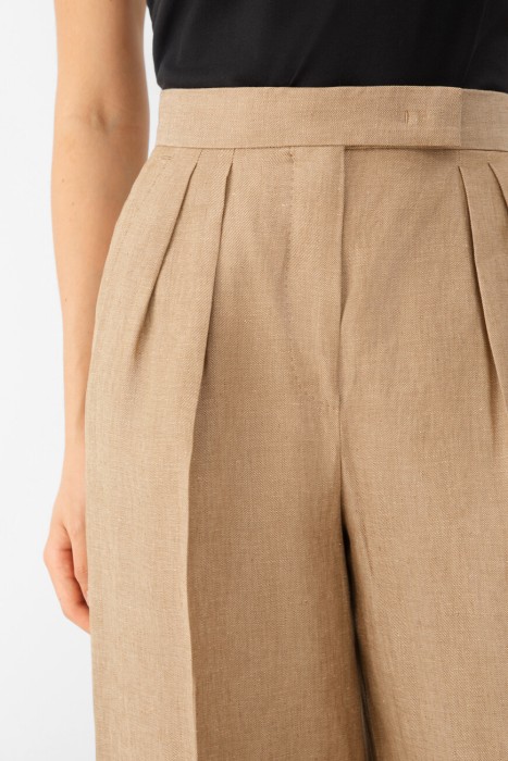 Товар коричневого цвета с внутренней стороны