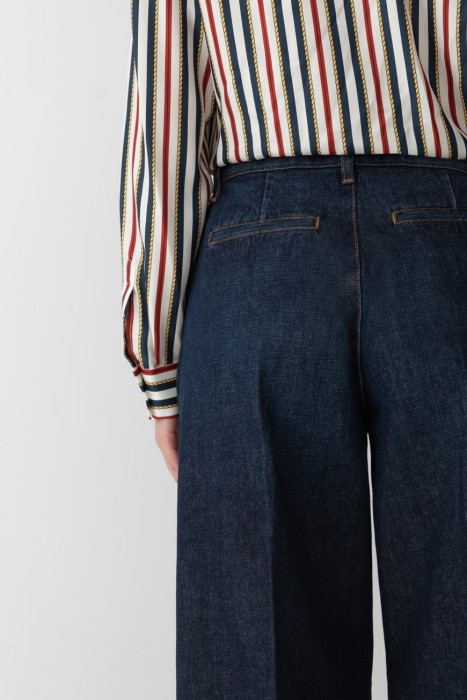 Товар синего цвета с внутренней стороны