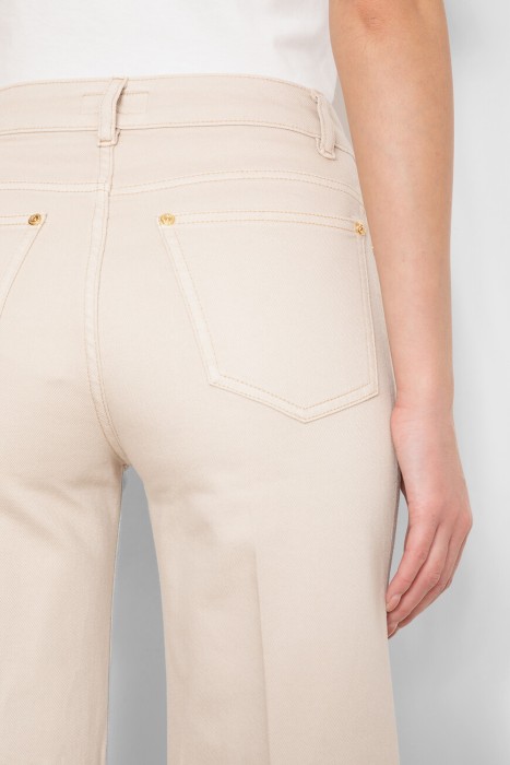 Товар бежевого цвета с внутренней стороны