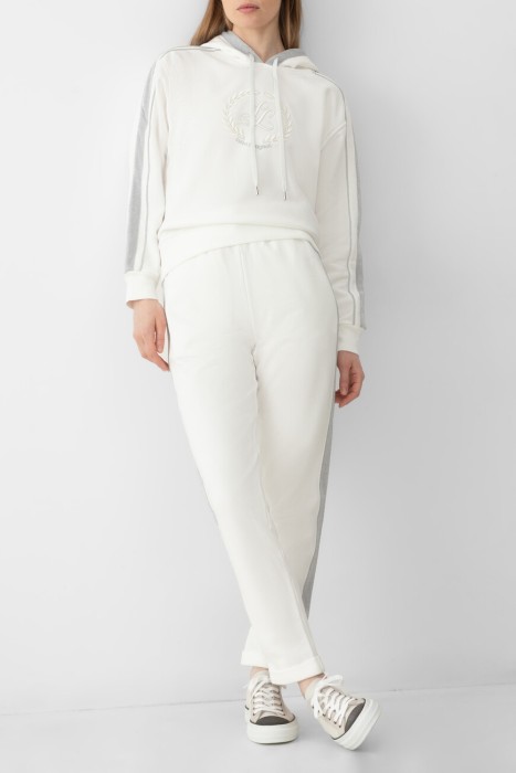 Товар белого цвета с внутренней стороны