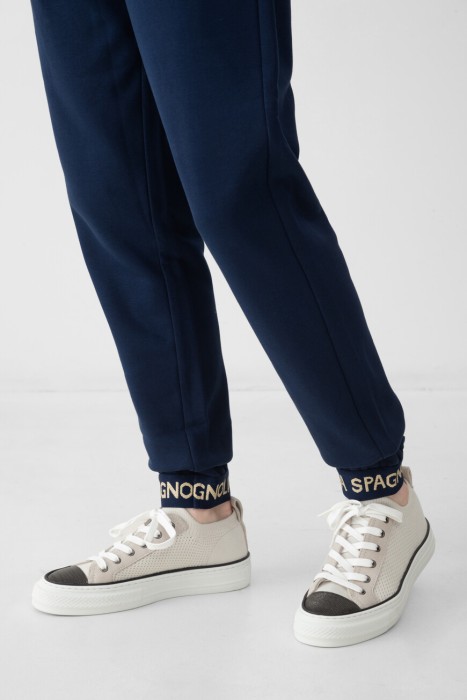 Товар синего цвета с внутренней стороны