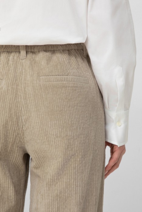 Товар бежевого цвета с внутренней стороны