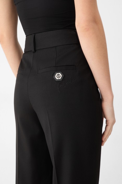 Товар черного цвета с внутренней стороны