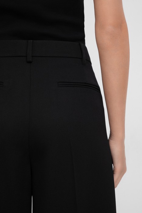 Товар черного цвета с внутренней стороны