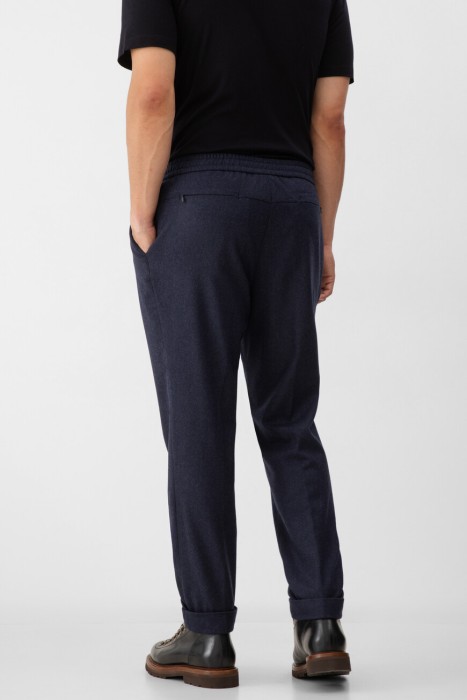 брюки  модель из актуальной коллекции по цене 27900 руб вид справа