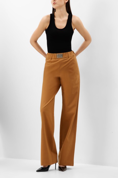 Товар коричневого цвета с внутренней стороны