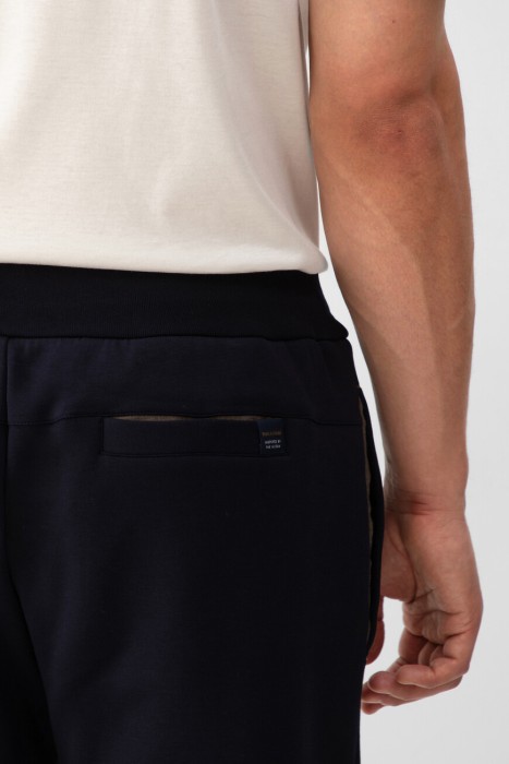 Товар синего цвета с внутренней стороны