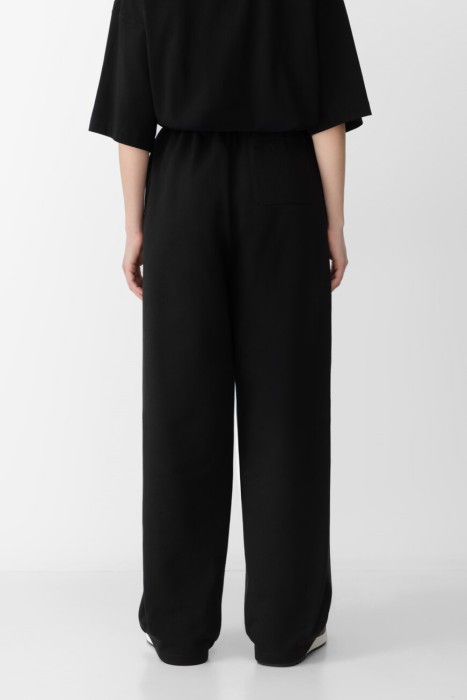 брюки  модель из лимитированной коллекции по цене 61000 руб вид справа