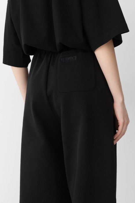 Товар черного цвета с внутренней стороны