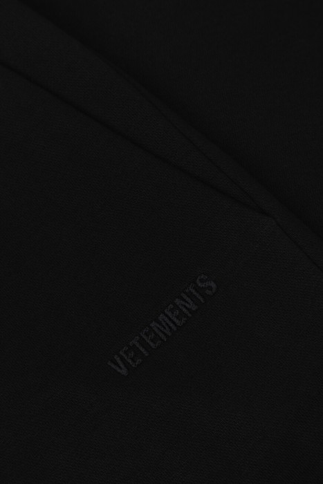 брюки  модель из лимитированной коллекции спортивного стиля с лицевой стороны