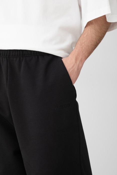 брюки  модель из лимитированной коллекции вид сзади