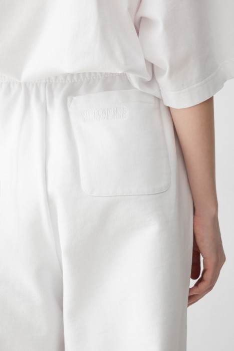 Товар белого цвета с внутренней стороны