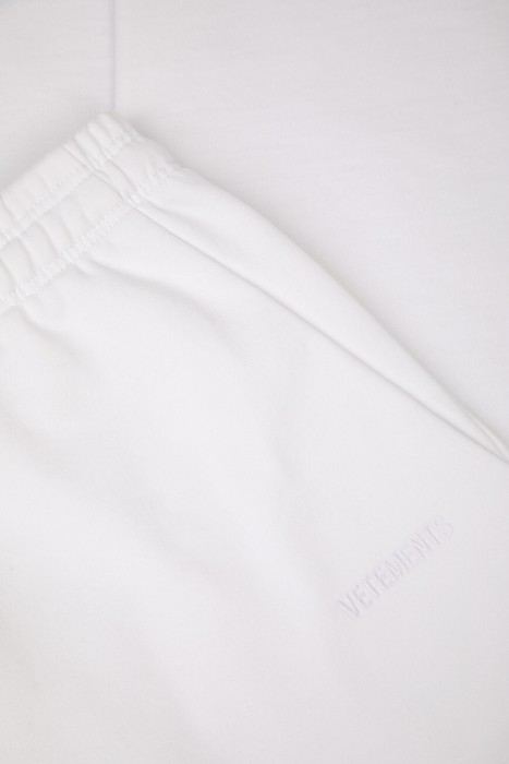 брюки  модель из лимитированной коллекции спортивного стиля с лицевой стороны