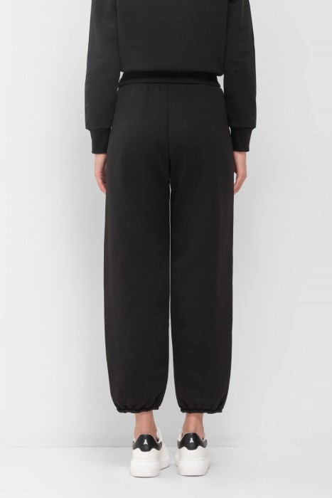 брюки  модель из линейки laminar sartorial engineering от бренда herno вид слева