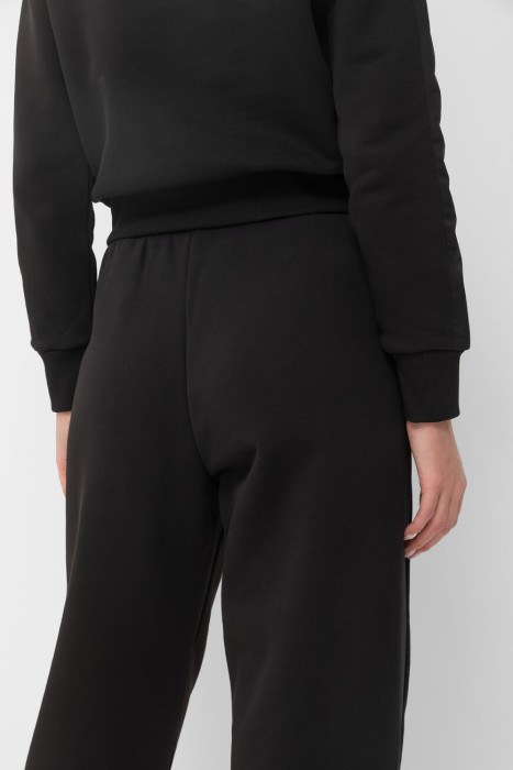 Товар черного цвета с внутренней стороны