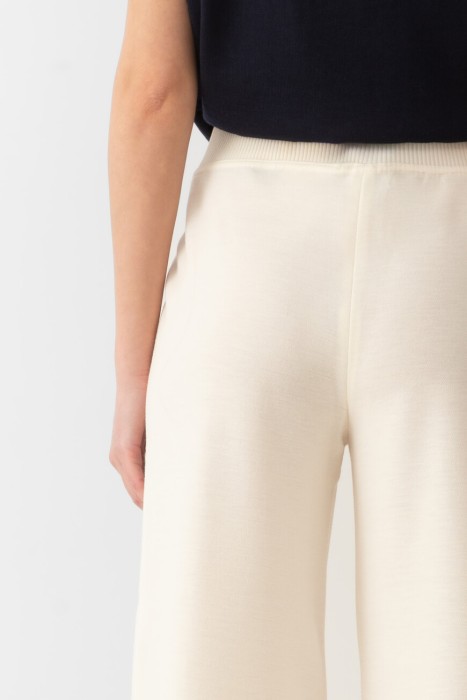 Товар кремового цвета с внутренней стороны