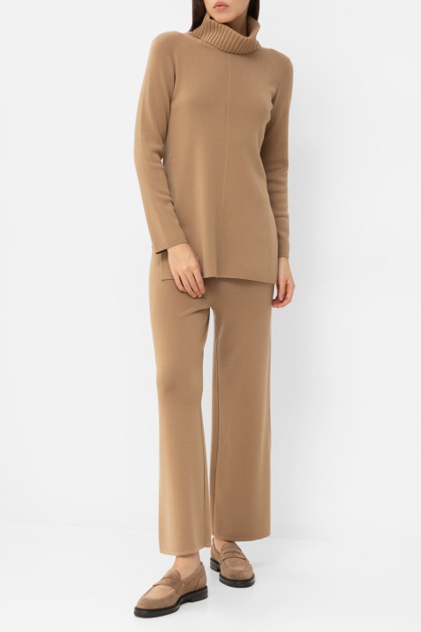 Товар бежевого цвета с внутренней стороны