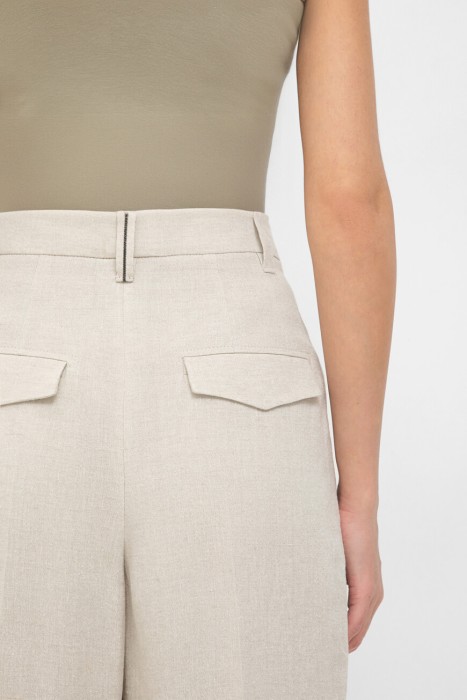 Товар бежевого цвета с внутренней стороны