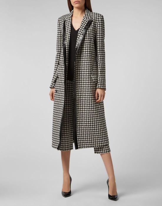 Товар черного цвета с внутренней стороны