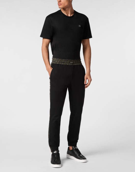 Товар черного цвета с внутренней стороны