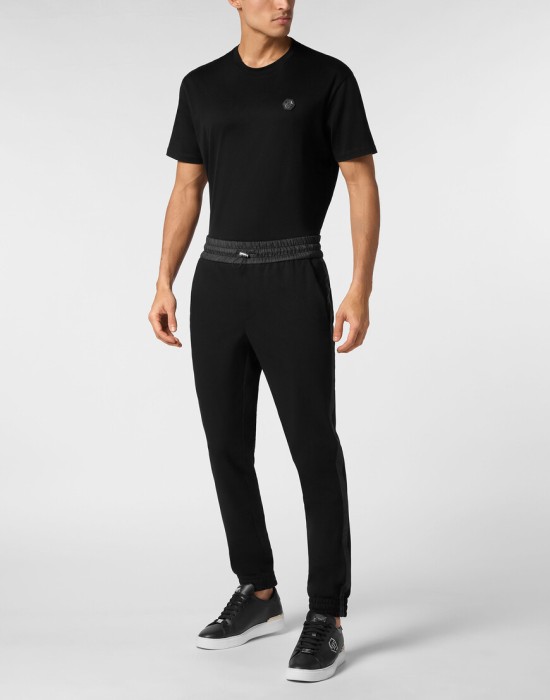 Товар черного цвета с внутренней стороны