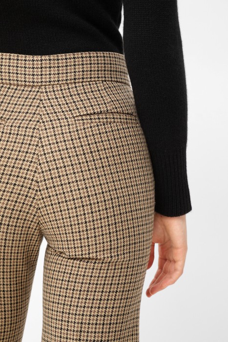 Товар бежевого цвета с внутренней стороны