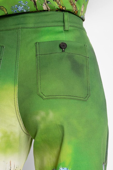 Товар зеленого цвета с внутренней стороны