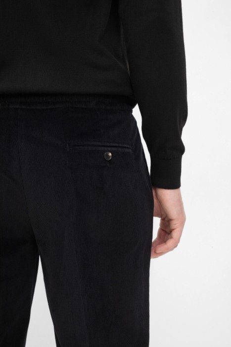 Товар черного цвета с внутренней стороны