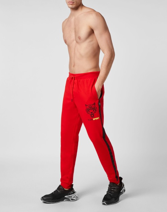 Товар красного цвета с внутренней стороны