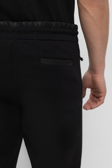 Товар черного цвета с внутренней стороны