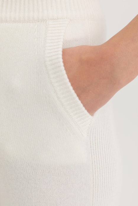 Товар белого цвета с внутренней стороны