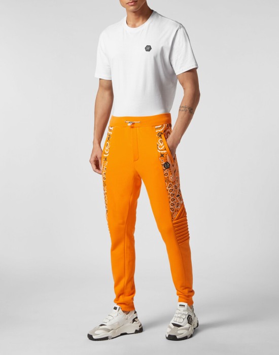 Товар оранжевого цвета с внутренней стороны