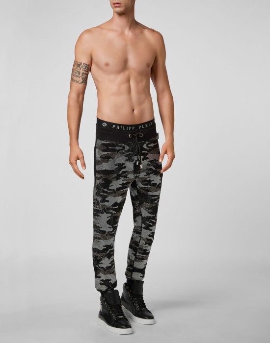 Товар хаки цвета с внутренней стороны