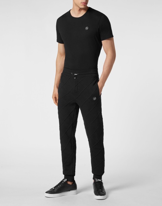 Товар черного цвета с внутренней стороны