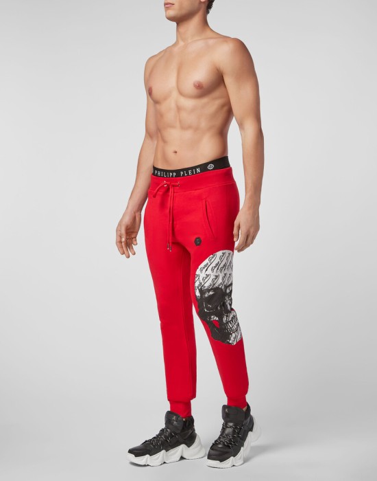 Товар красного цвета с внутренней стороны