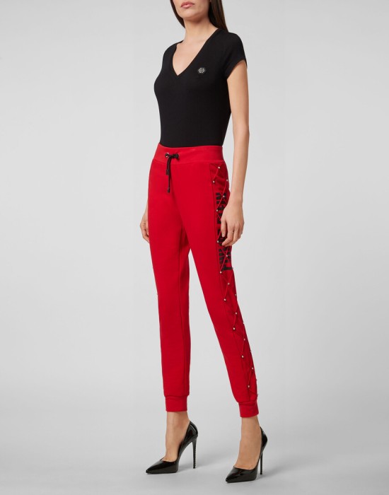 Товар красного цвета с внутренней стороны