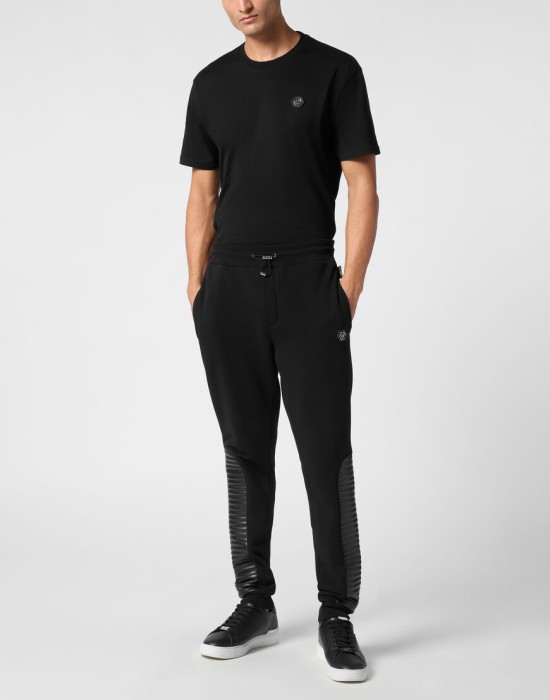 Товар черного цвета с внутренней стороны