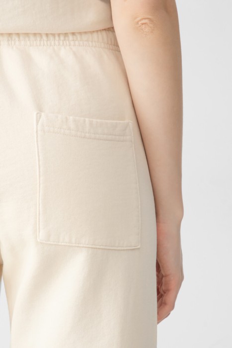 Товар бежевого цвета с внутренней стороны