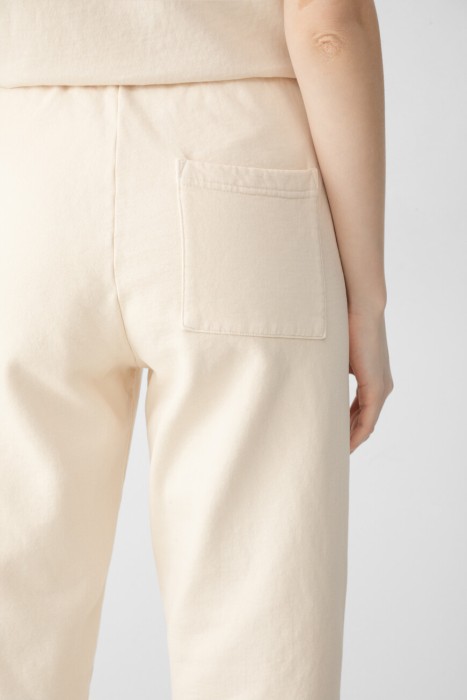 Товар бежевого цвета с внутренней стороны