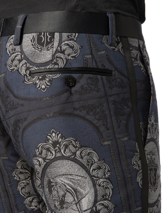 Товар синего цвета с внутренней стороны