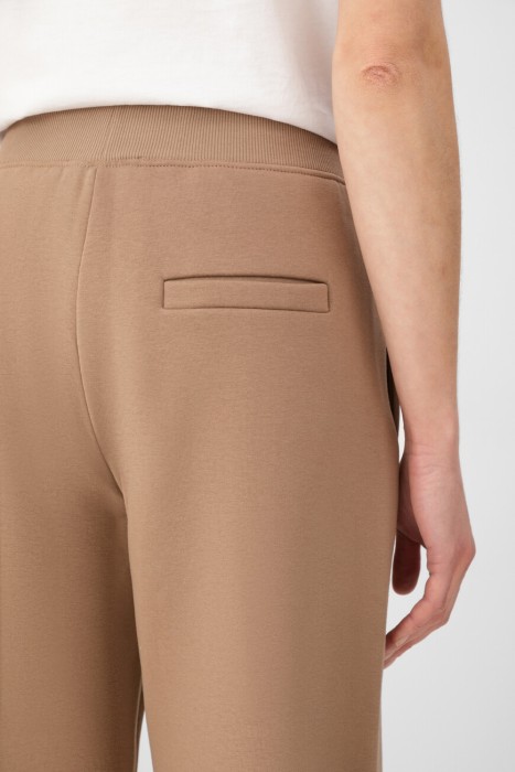 Товар коричневого цвета с внутренней стороны