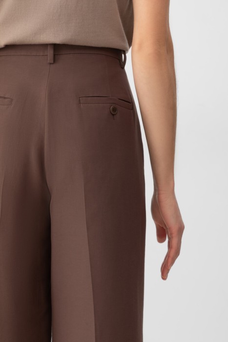 Товар коричневого цвета с внутренней стороны