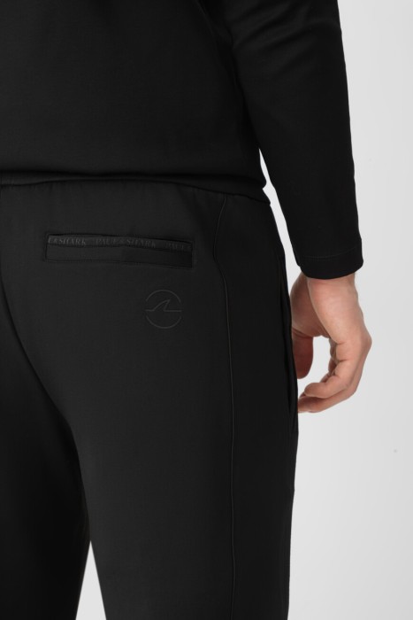 Товар черного цвета с внутренней стороны