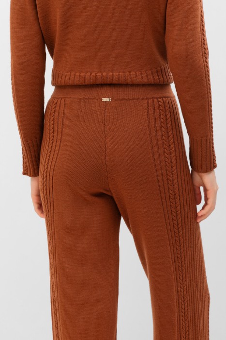 Товар коричневого цвета с внутренней стороны