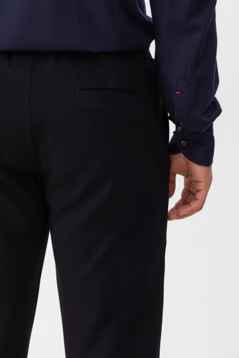 Товар черного цвета с внутренней стороны