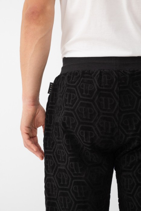 Товар черного цвета с внутренней стороны